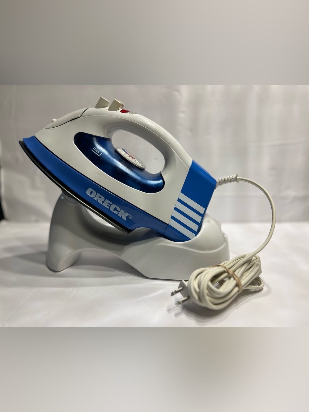 Oreck Cordless or Cord Steam Iron With Base Auto Off White Blue JP8100C